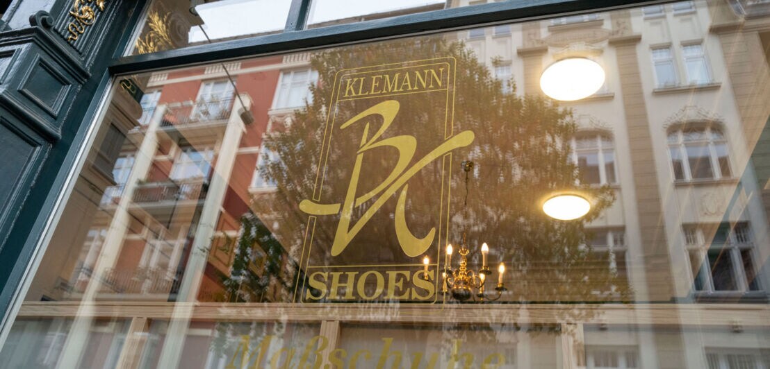 Schaufenster der Hamburger Maßschuhmacherei Klemann Shoes, in dem sich Gründerzeithäuser spiegeln