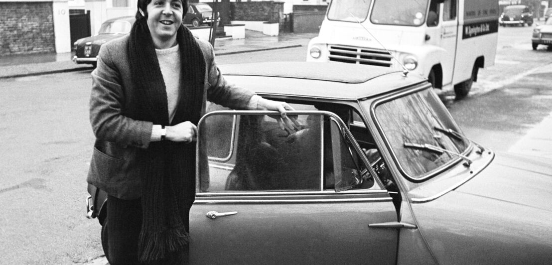 Ein historisches Foto von Musiker Paul McCartney mit seinem Mini-Modell