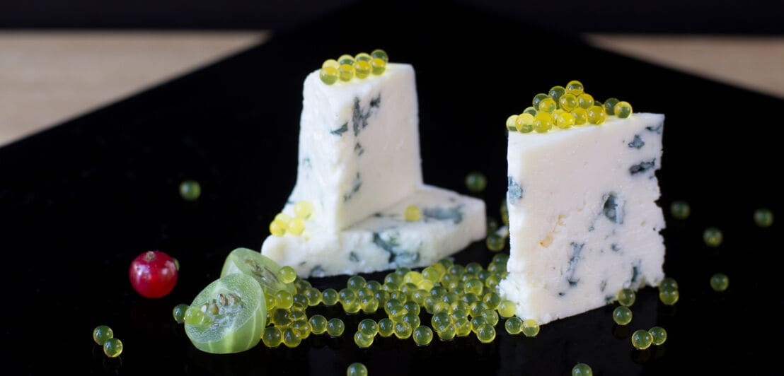 Gelbe Kügelchen auf Blauschimmelkäse: Honigkaviar der Molekularküche