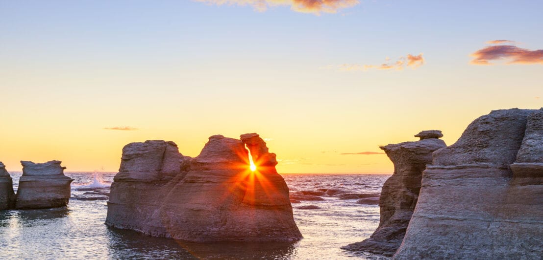 Blick auf eine Felsformation im Meer bei Sonnenuntergang in einem kanadischen Nationalpark