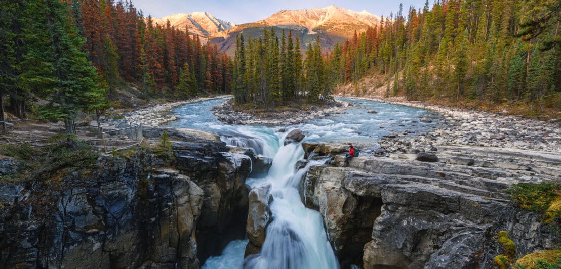 Blick auf einen Wasserfall in einer Berglandschaft im Jasper-Nationalpark in Kanada