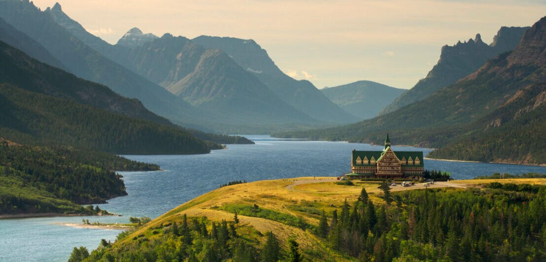 Blick auf eine Landzunge in einem See zwischen Bergen in einem Nationalpark in Kanada