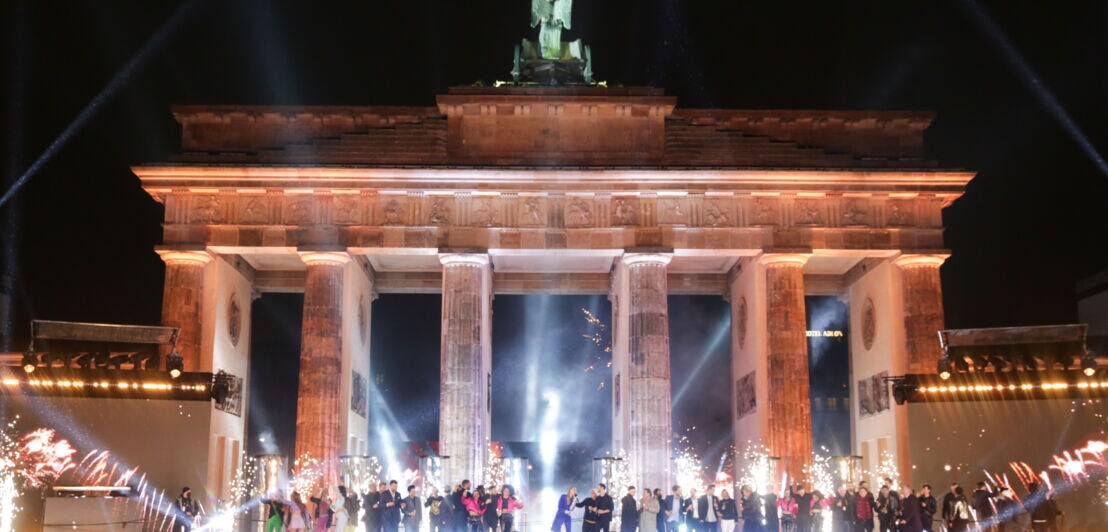 Menschen feiern vor dem Brandenburger Tor