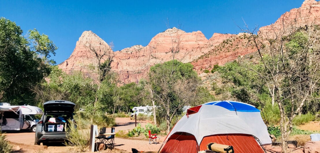 Ein Campingplatz in der Wildnis