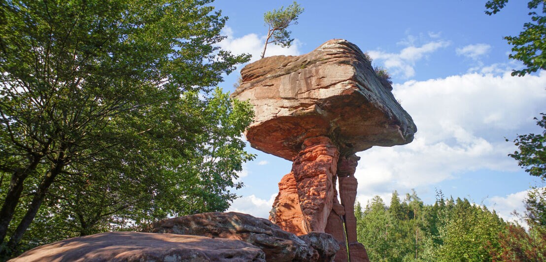 Ein großer Felsbrocken, der auf einer schmalen Steinstehle steht