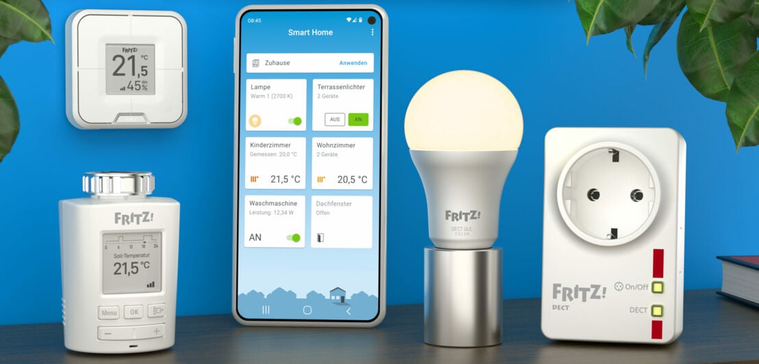 Mehrere Smarthome-Produkte wie Stecker, Glühbirne und Thermostat vor einem blauen Hintergrund
