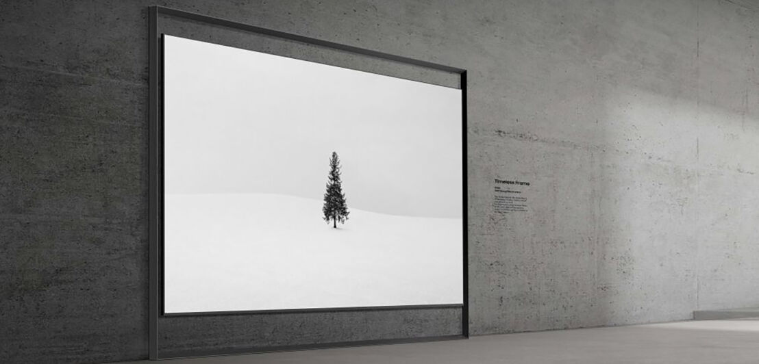 Ein überdimensionierter Flachbildschirm an einer Betonwand.