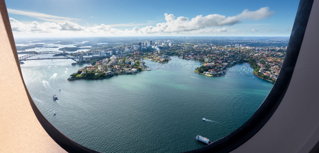 Blick auf die Waterfront von Sydney aus einem Flugzeugfenster