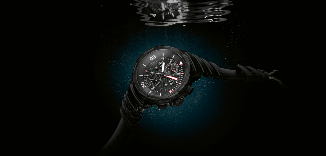 Eine Uhr mit schwarzem Armband unter Wasser