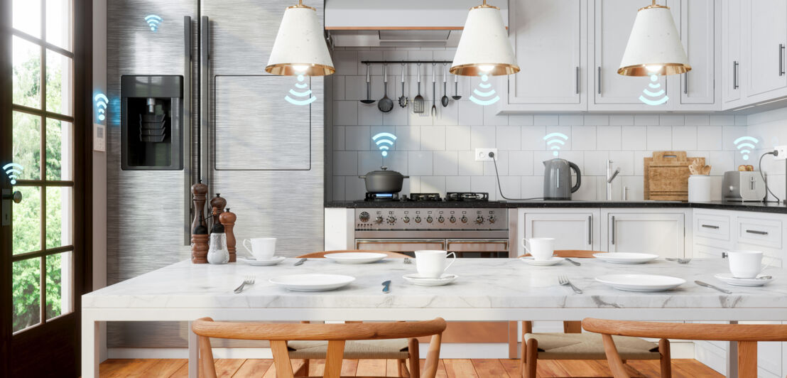 Eine in weiß gehaltene Küche, in der über einigen Geräten W-LAN-Symbole zu erkennen sind.