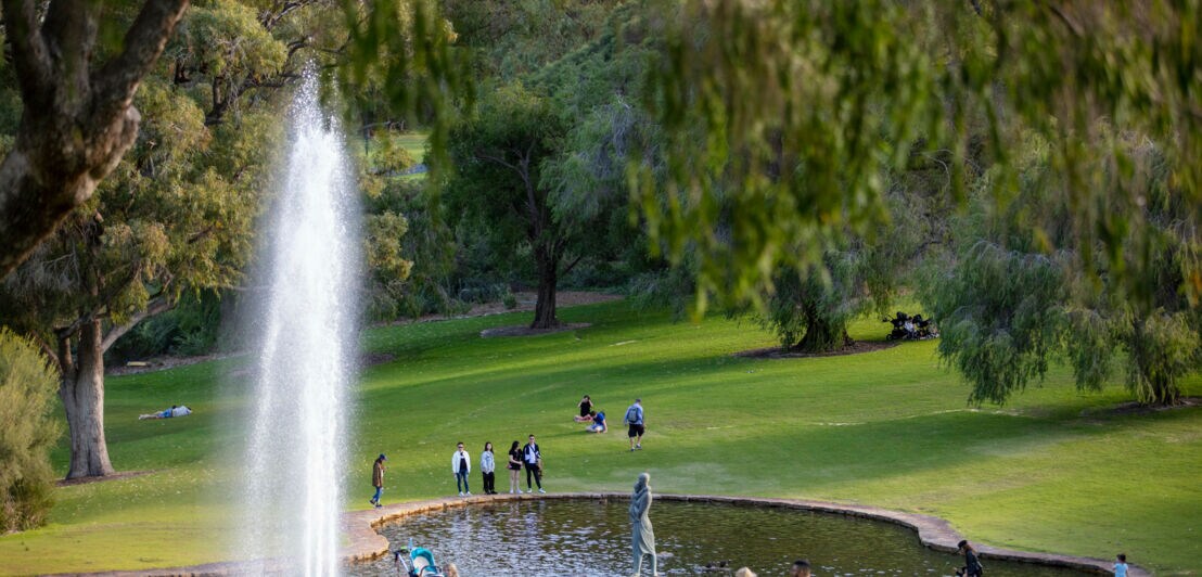 Menschen an einem kleinen Teich im Kings Park in Perth