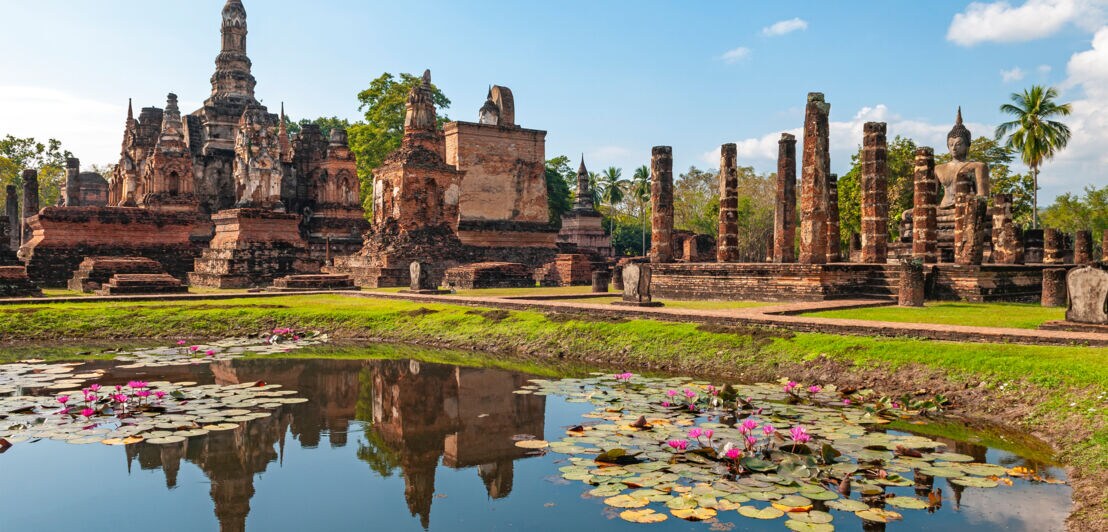 Tempelruinen hinter einem Teich mit Lotusblumen