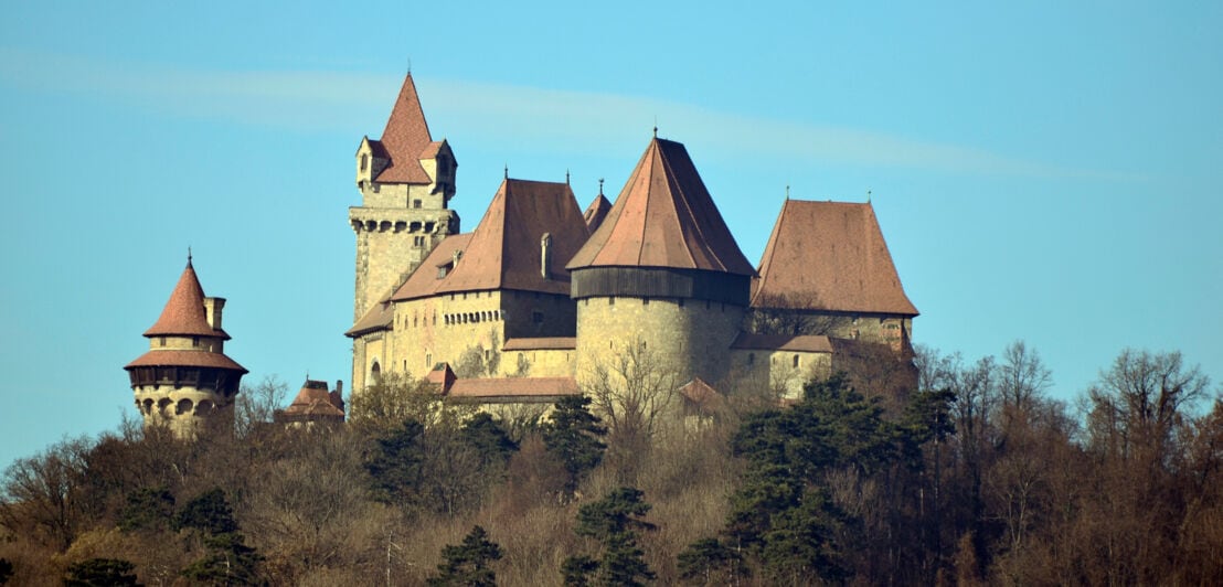 Blick auf Burg Kreuzenstein vor blauem Himmel