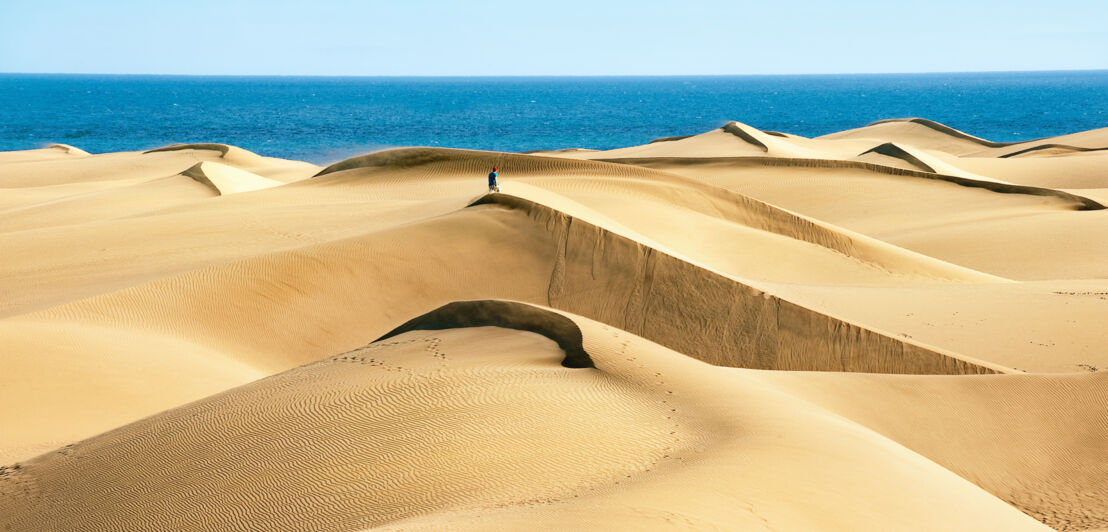 Sanddünen von Maspalomas auf Gran Canaria, dahinter das Meer
