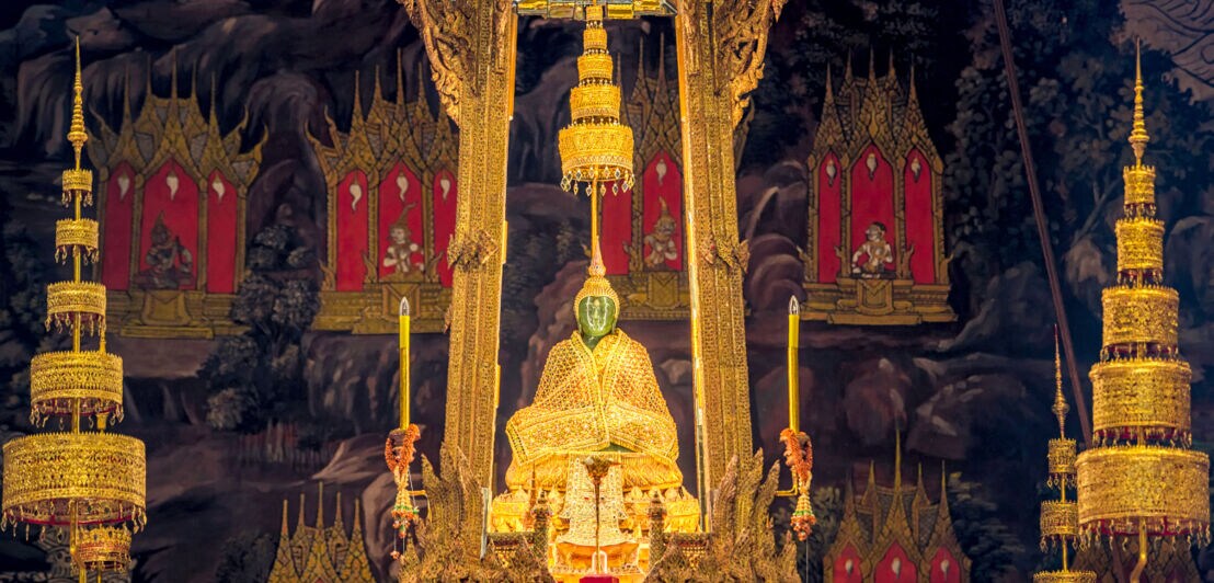 Blick auf den von viel Gold umgebenen Smaragd-Buddha im Wat Phra Kaeo Tempel