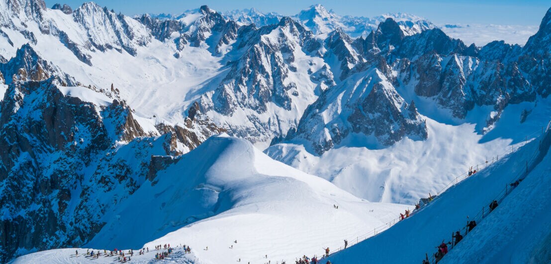 Blick auf schneebedeckte Berge in Frankreich