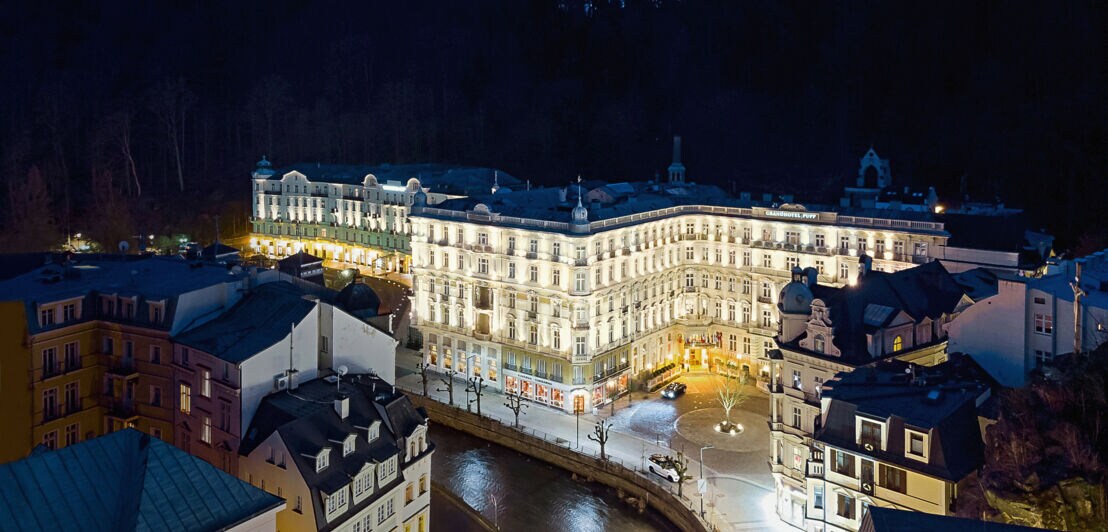 Luftaufnahme des beleuchteten Grandhotels Pupp in Tschechien