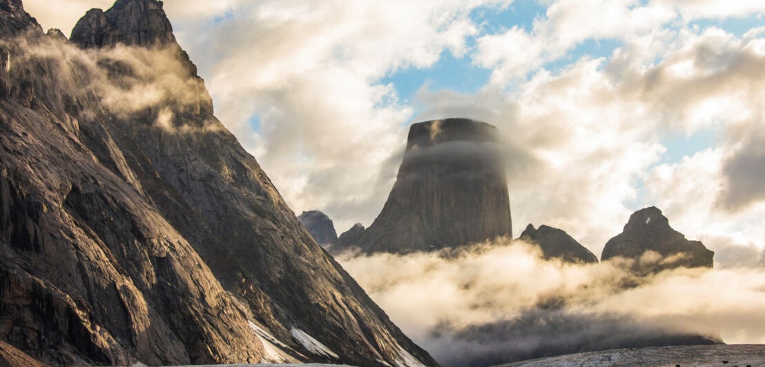 Blick auf den von Wolken umgebenen Mount Asgard in Kanada