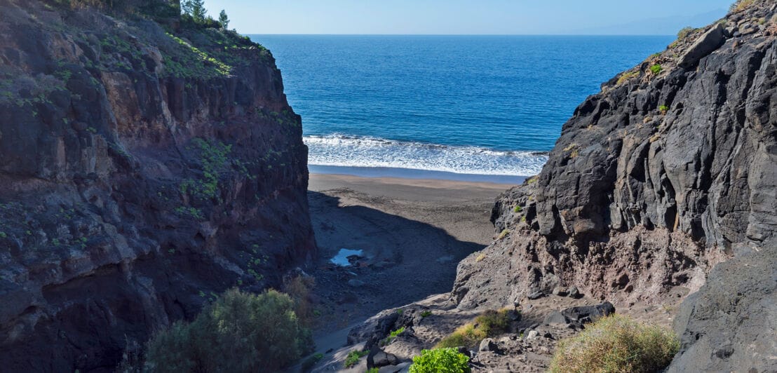 Mündung der Schlucht Barranco de Guigui Grande mit Blick auf den leeren Sandstrand Playa de Guigui im Westen der Insel Gran Canaria