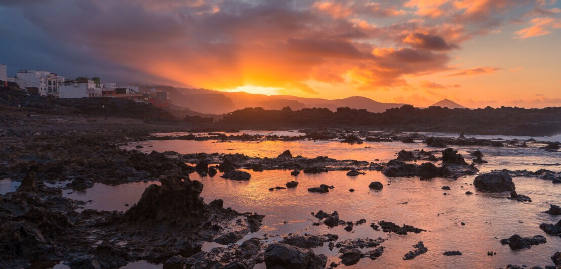 Felsen der Playa El Puertillo bei Sonnenuntergang