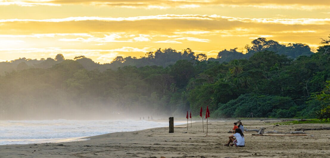 Sonnenaufgang am Playa Cocles in Costa Rica