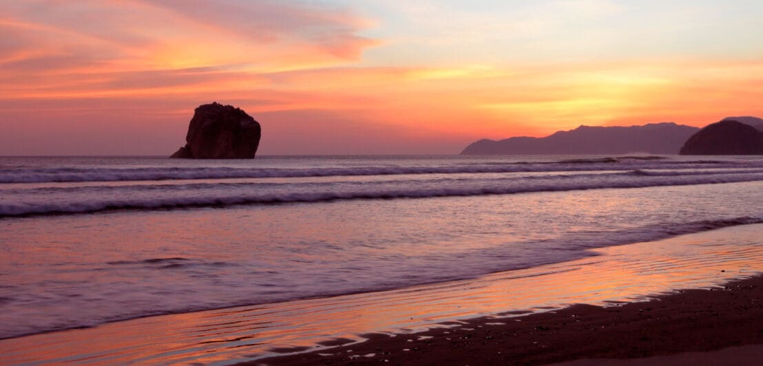 Blick auf den Witches Rock am Strand Naranjo in Costa Rica bei Sonnenuntergang 