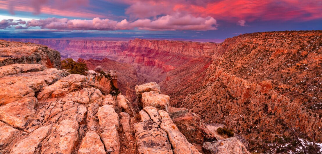 Der South Rim des Grand Canyons im warmen Abendlicht