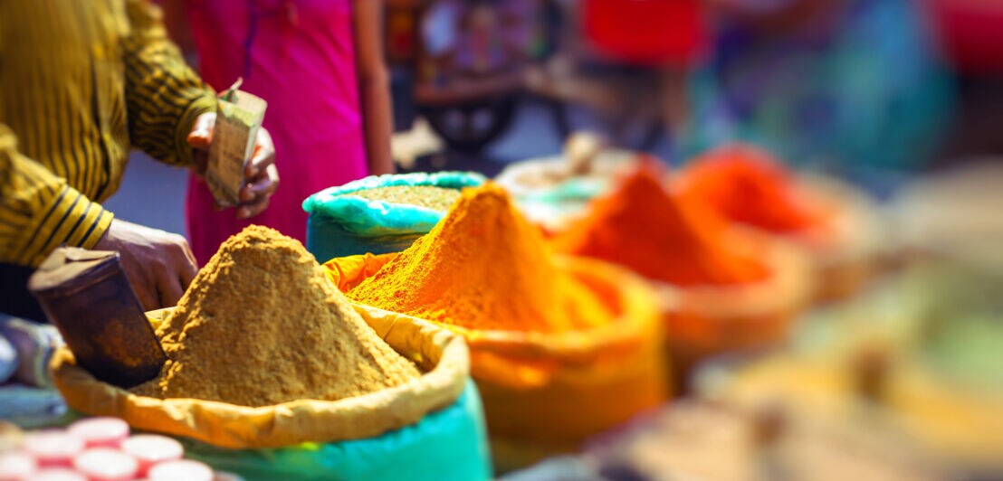 Bunte Gewürze in Pulverform auf einem indischen Straßenmarkt