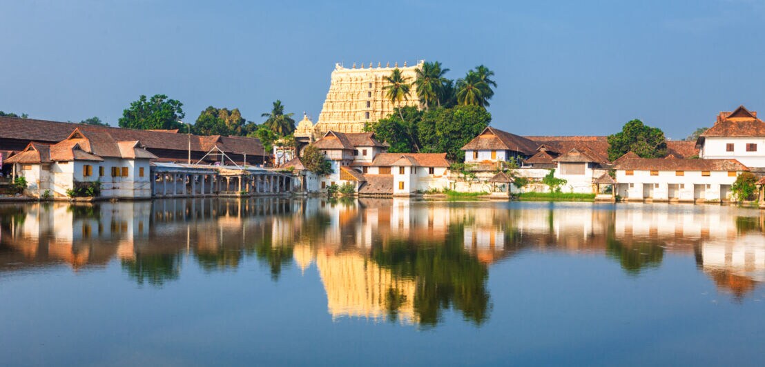 Stadtpanorma von Trivandrum am Wasser mit Tempelanlage