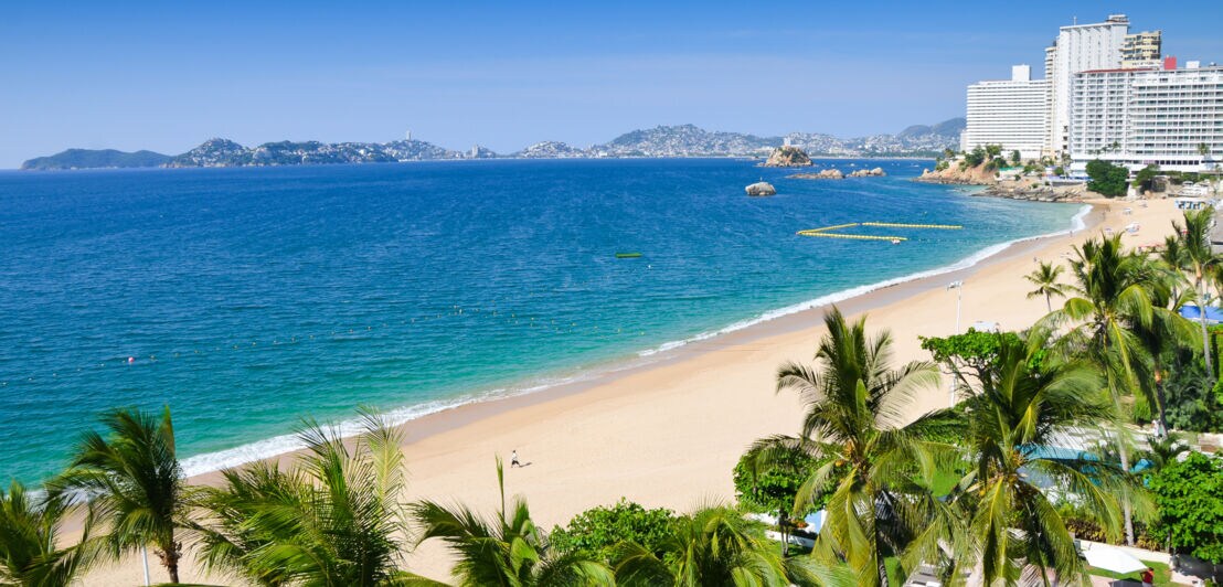 Sandstrand von Acapulco mit Hotelkomplexen