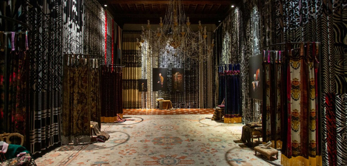 Ein dekorierter Renaissancepalast mit Textilien und floralen Motiven