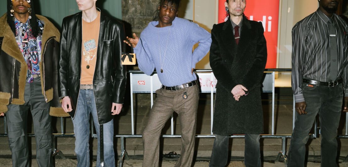 Fünf Männer posieren in Streetwear-Mode