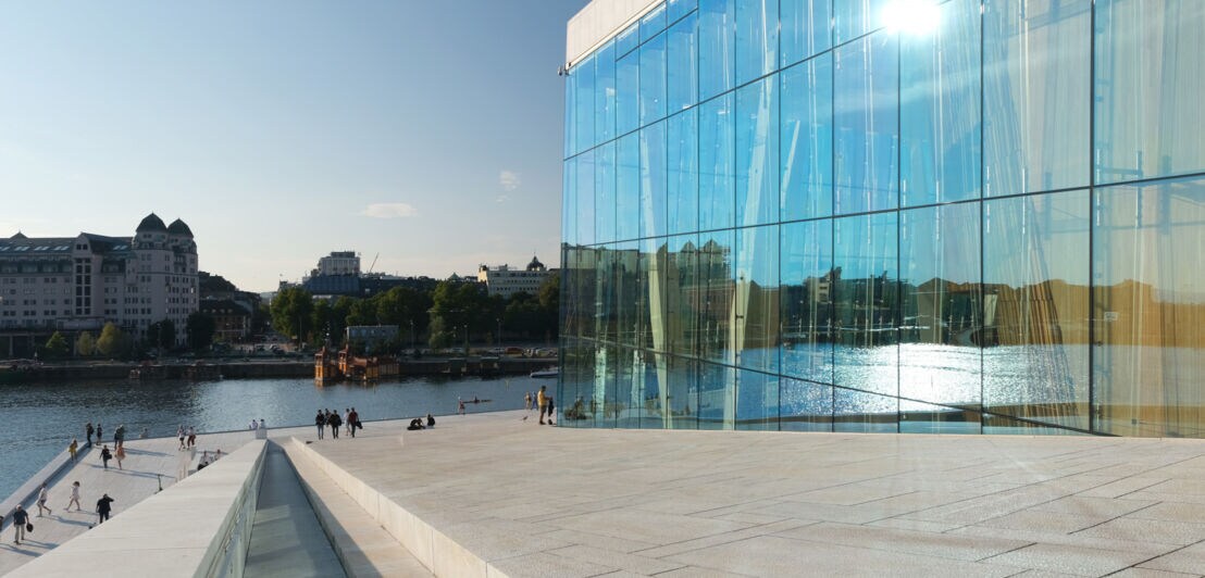 Glasfassade des Osloer Opernhauses am Wasser