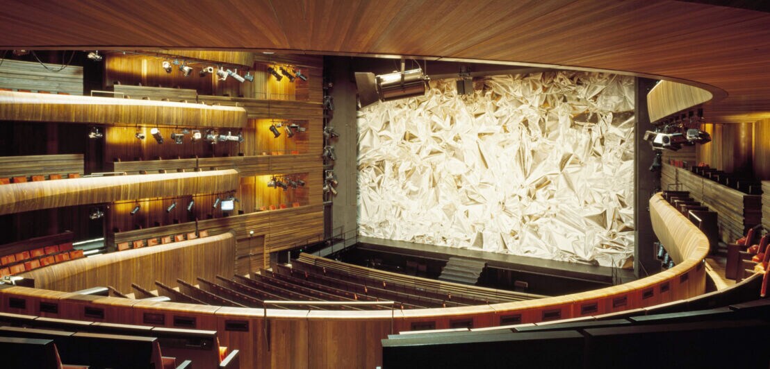 Ein Konzertsaal mit gerundeten Balkonen und Holzverkleidung