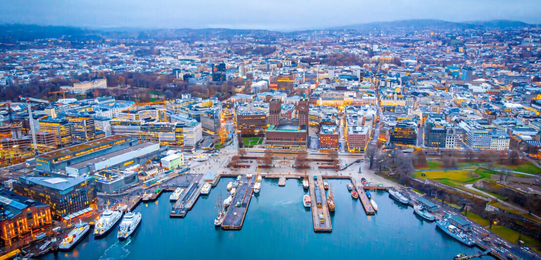 Stadtpanorama von Oslo mit Hafen aus der Luftperspektive