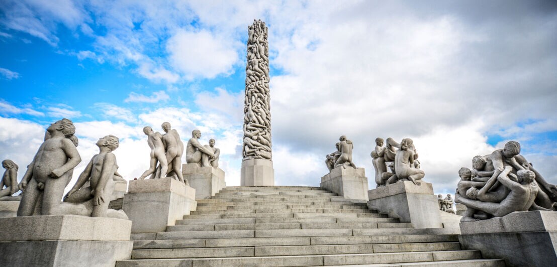 Treppe mit Skulpturen aus Stein und einem Obelisken im Zentrum 