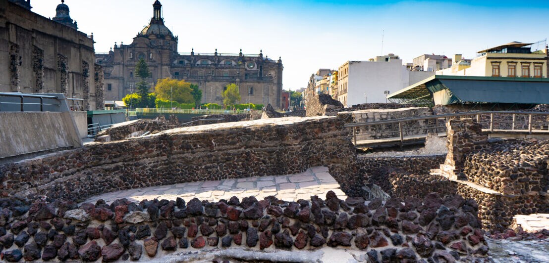 Fragmente einer aztekischen Ruinenstätte in Mexiko-Stadt
