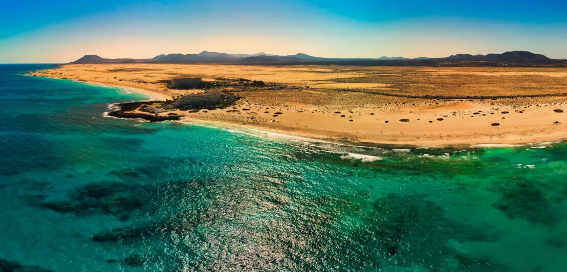 Panoramablick aus der Luft auf den Strand Grandes Playa auf Fuerteventura.