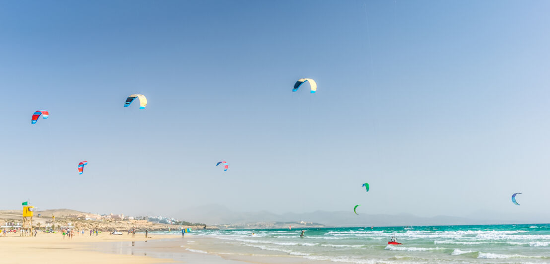 Kitesurfer:innen am Playa de Sotavento auf Fuerteventura