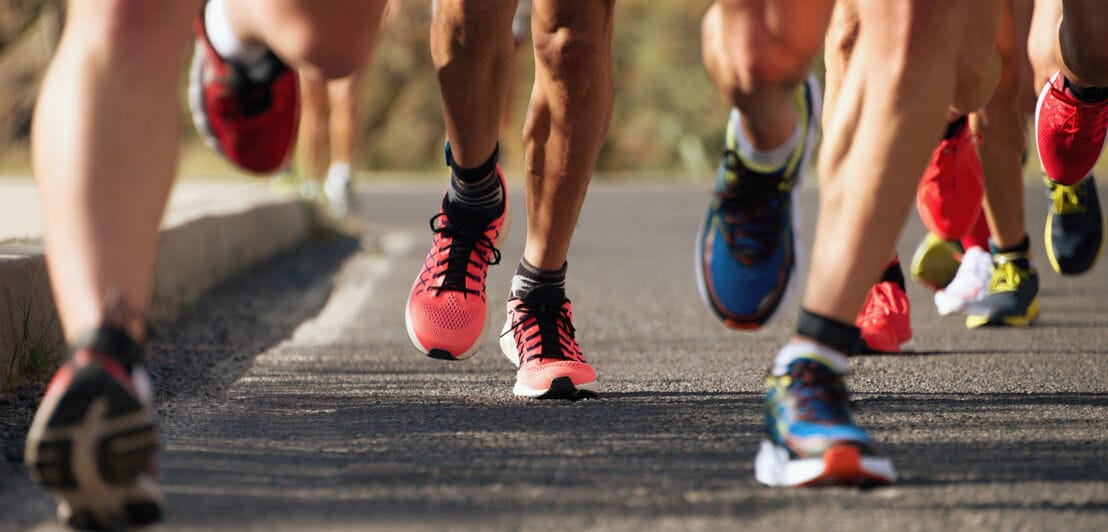 Nahaufnahme der Beine von Läufern während eines Marathonlaufs