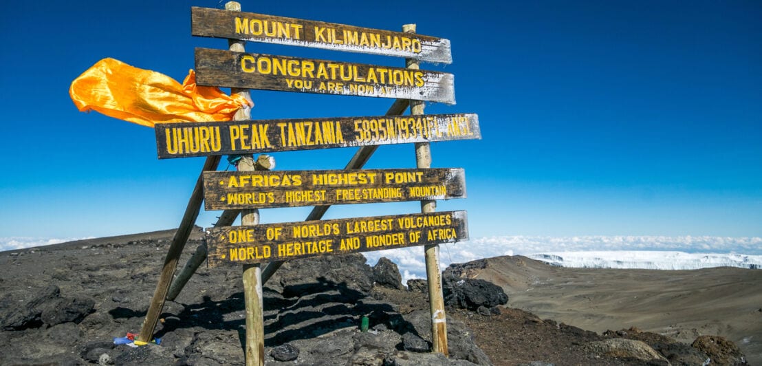 Gipfelmarker aus Holz auf dem Uhuru Peak des Kilimandscharo
