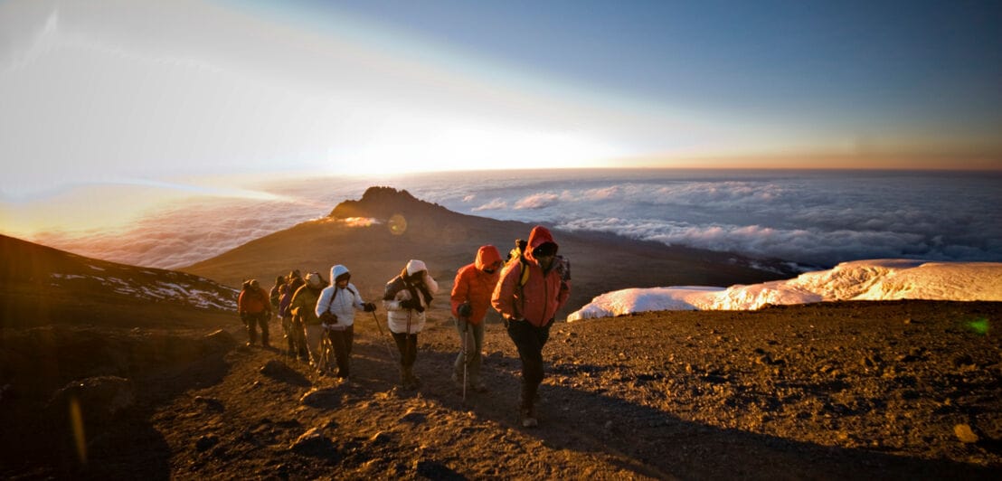 Eine Trekkinggruppe wandert auf dem Gipfel des Kilimandscharo