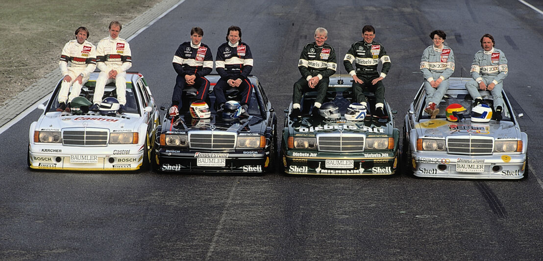 Historisches Foto mit Rennfahrern und ihren Fahrzeugen