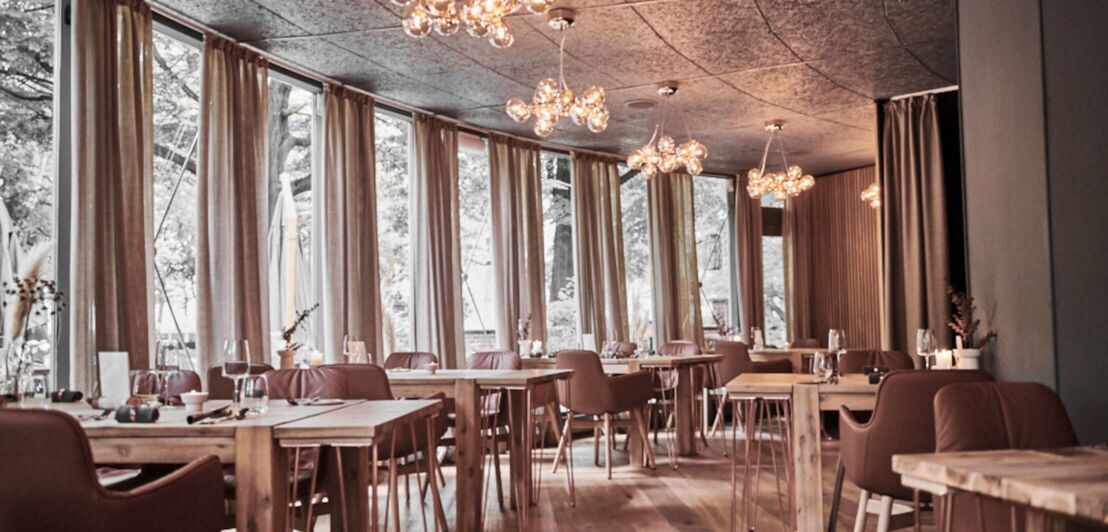 Blick auf Tische und Stühle im Restaurant Jante in Hannover