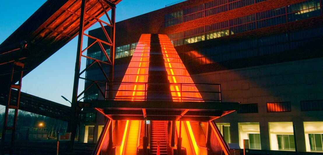 Illuminierte Rolltreppe zur Kohlenwäsche auf dem Gelände des UNESCO-Welterbes Zollverein