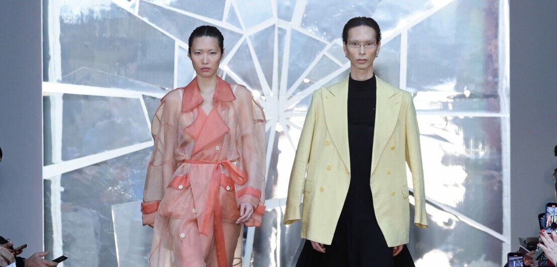 Zwei Models auf dem Catwalk auf der VORN-Show der Berliner Fashion Week 2023