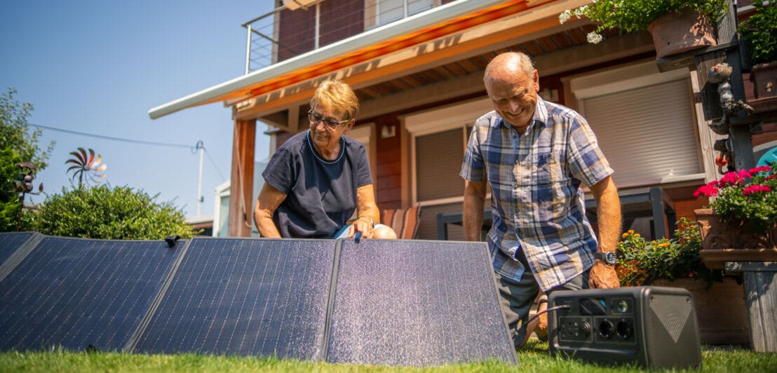 Ein älteres Paar mit einer tragbaren Solaranlage