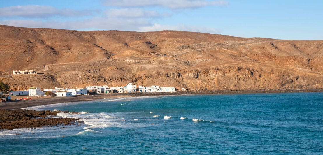 Dorf vor Felsenküste auf Fuerteventura