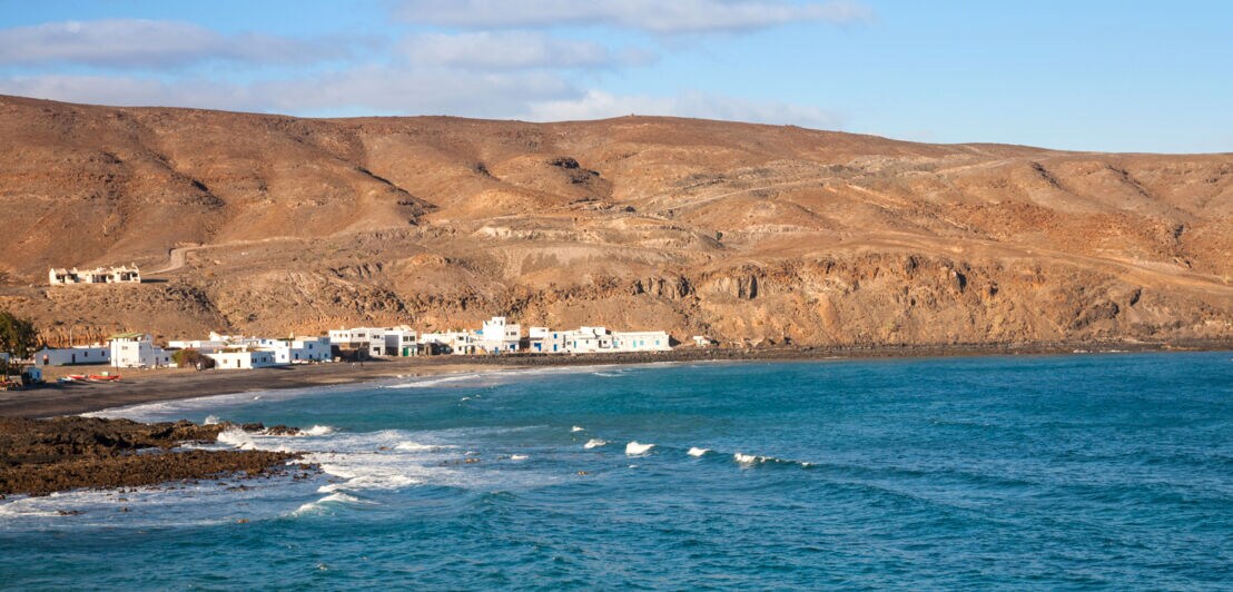 Dorf vor Felsenküste auf Fuerteventura