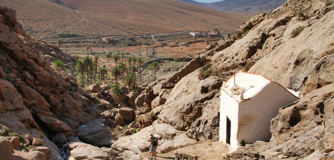 Felsenlandschaft mit kleiner Kirche an Wanderweg auf Fuerteventura